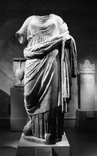Mermerna statua žene 