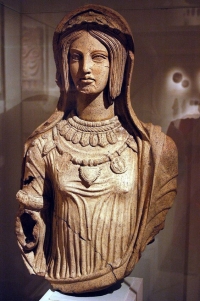 Terakota statua mlade žene 