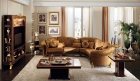 Dekoracija dnevne sobe sa zlatnim kaučom ili sofom  