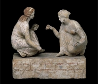 Antičke grčke adolescentkinje se igraju 