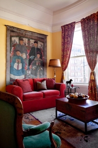 Dekorisanje dnevne sobe sa crvenim kaučom ili sofom
